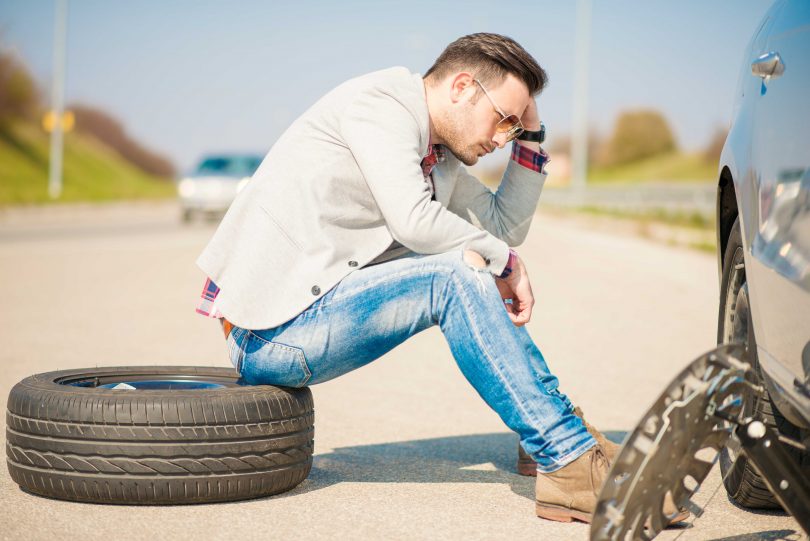 como trocar um pneu furado no meu carro